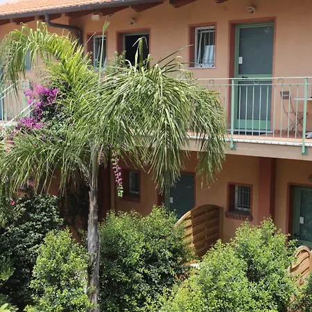 Pavillon Imperial 2* מנטון