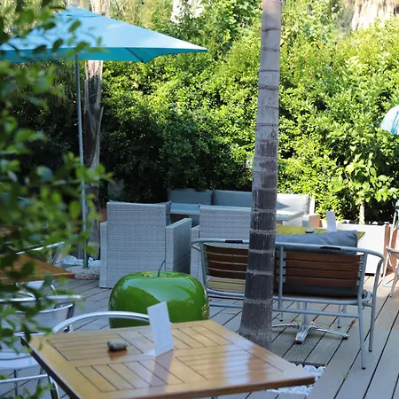 Pavillon Imperial 2* מנטון