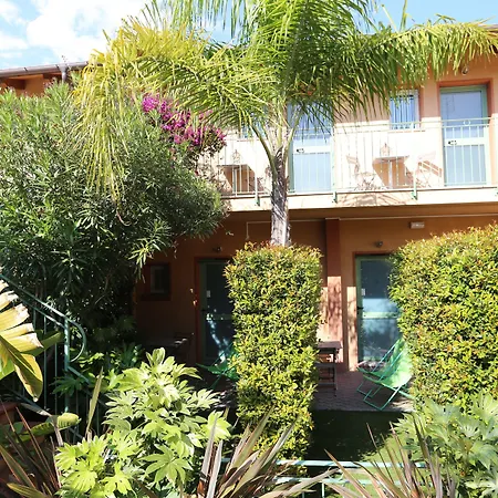 Pavillon Imperial 2* מנטון