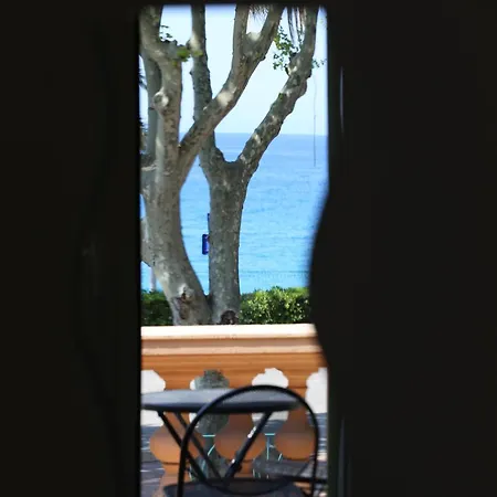 Pavillon Imperial 2* מנטון